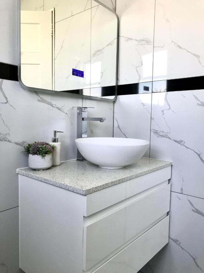 Bright & Comfy Stay In Newly Renovated Home With Parking Окленд Экстерьер фото